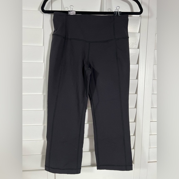 EUC Lululemon Black Capri, Sz 6, Calf Slit, Waistband Key Pocket - Picture 1 of 4